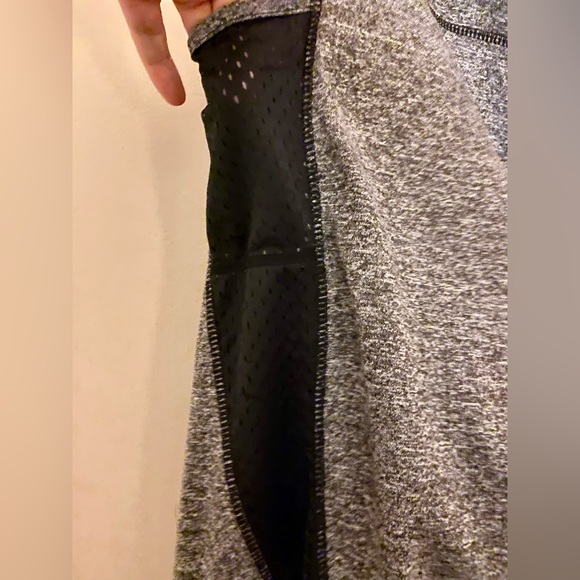🆕Women’s plus grey leggings with pockets size 3X - Picture 4 of 13